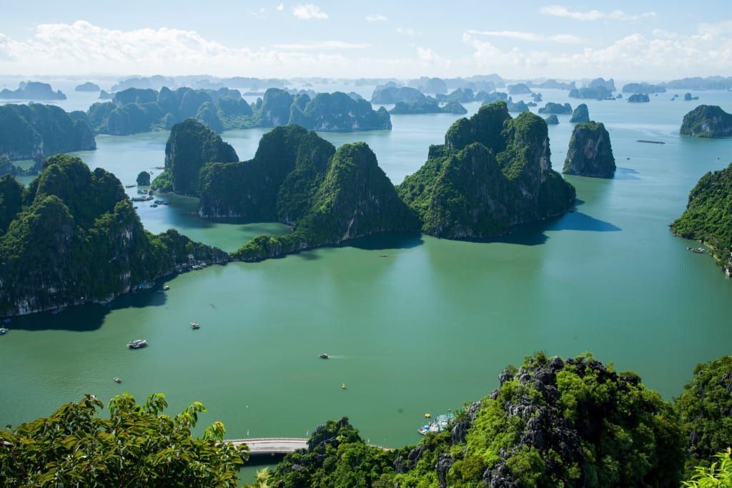 baie d 'halong voyage nord vietnam unesco jonque traditionnelle 