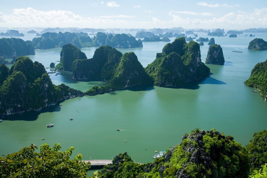 halong bay travel guide baie d'halong UNESCO highlights 