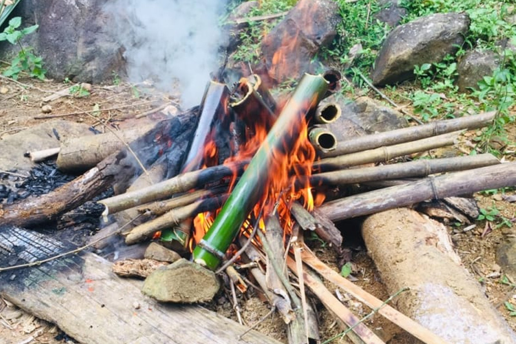 Riz cuit dans un bambou